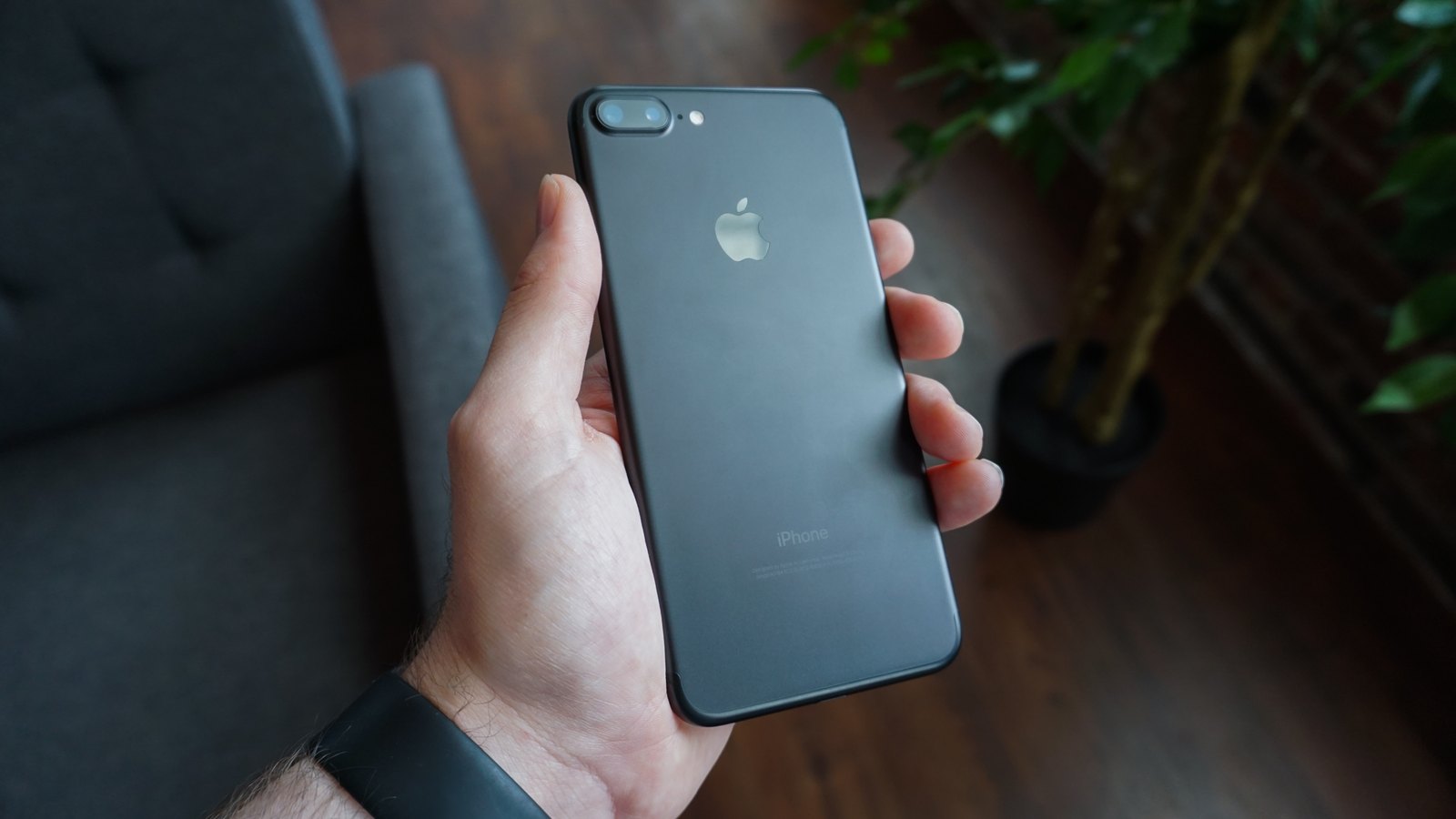 Schwarzes Smartphone in einer Hand – Symbolbild zum Thema Handydiebstahl und anschließende Phishing-Nachrichten