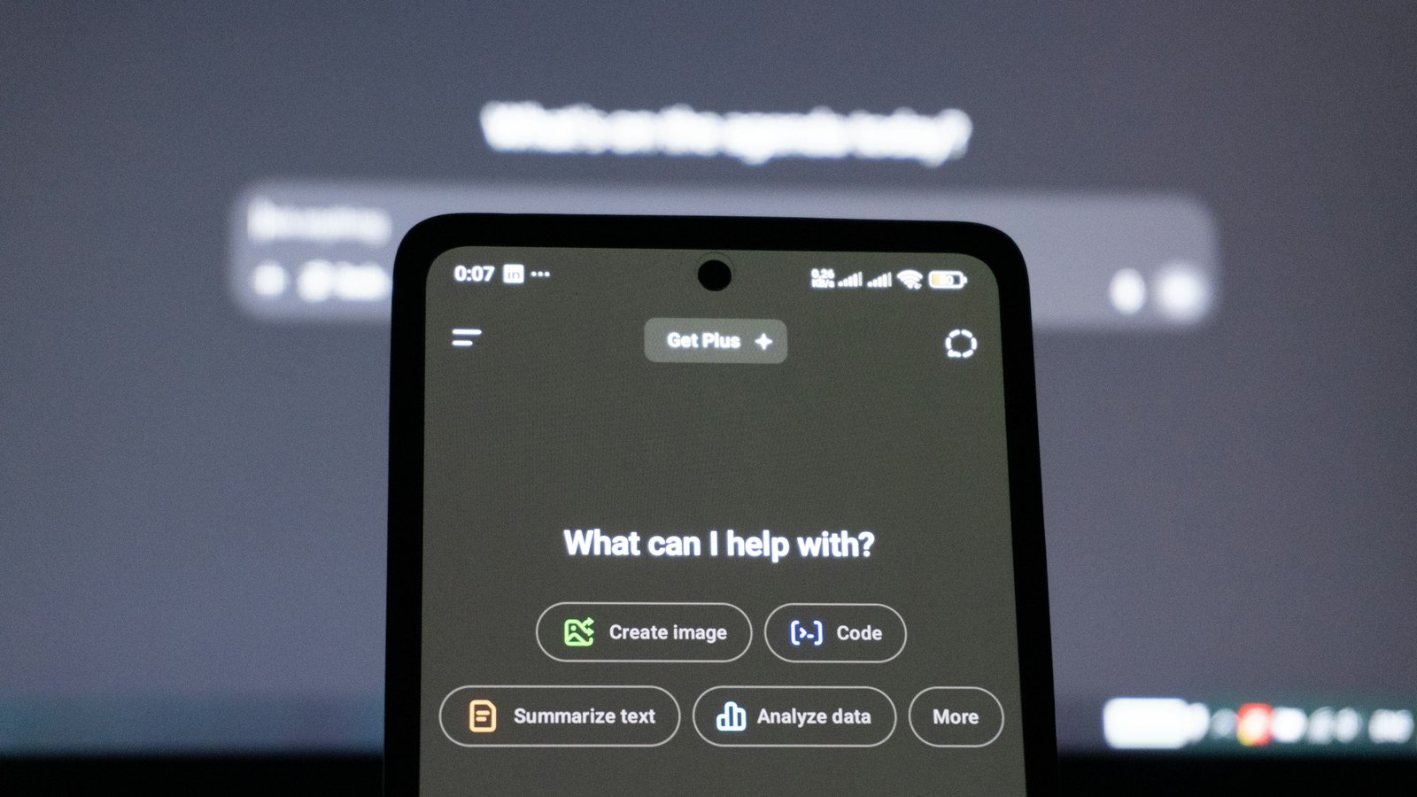 Smartphone-Bildschirm zeigt eine KI-Chat-Oberfläche, Symbolbild zum Vergleich der KI-Modelle im Juli 2026