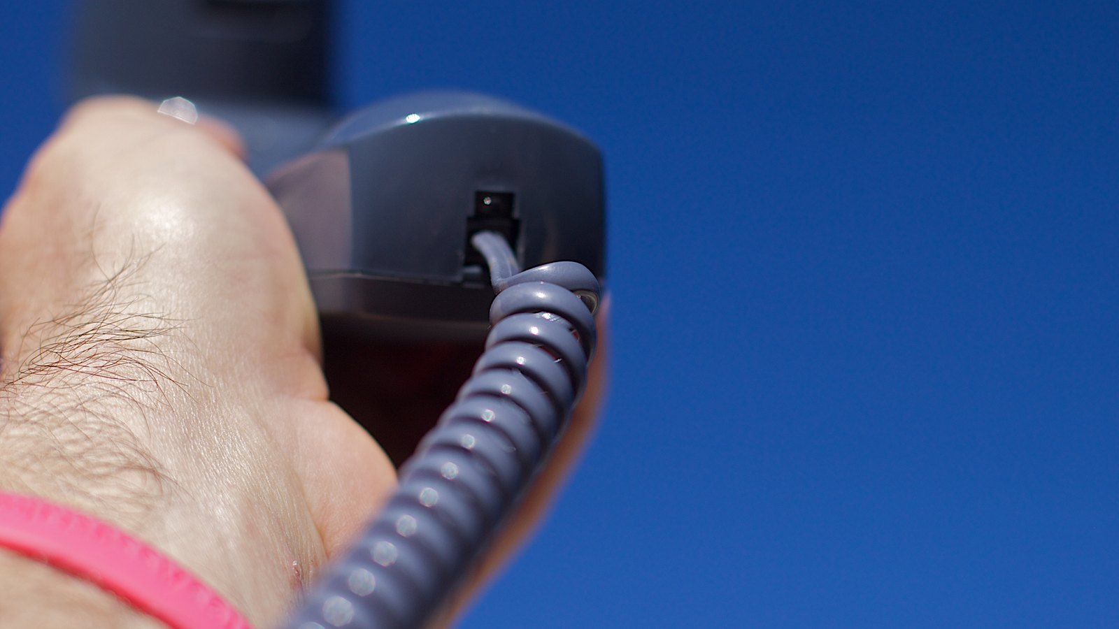 Klassisches Festnetztelefon an der Wand – Symbolbild zum Thema Schockanrufe und Enkeltrick mit geklonter Stimme