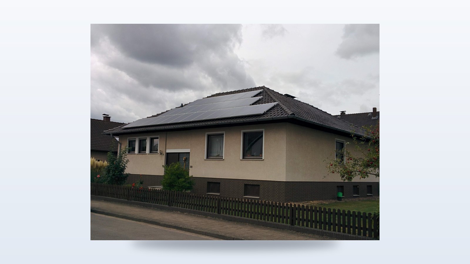 Einfamilienhaus mit Photovoltaik-Anlage auf dem Dach – Sinnbild für Solarstrom, der ins eigene Auto fließt